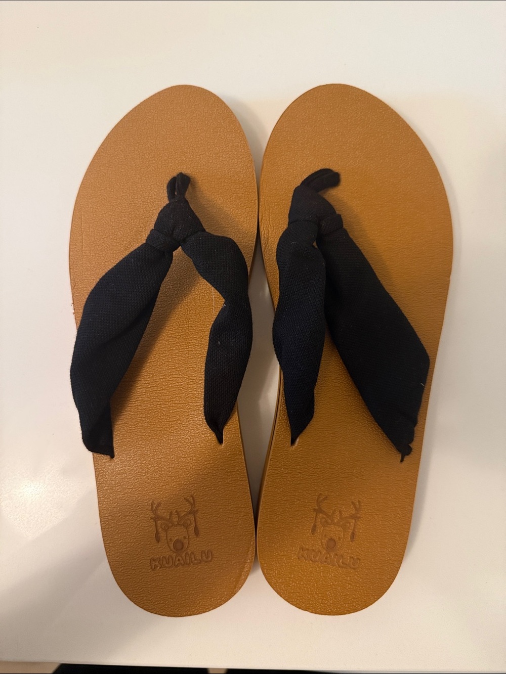 NWT Kuailu Women's Tan Flip Flop Sandals with Black Fabric Straps, size 11